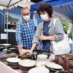 真剣な表情で丹波焼を選び取る観光客＝信水窯