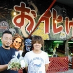 黒豆農園敷地にお化け屋敷を出店した細見均さん（右）と農園主の上本浩之さん＝丹波篠山市風深