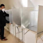 期日前投票所の開設準備を進める丹波市職員＝丹波市氷上町成松、氷上住民センター