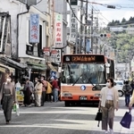 マスク姿の観光客らでにぎわう、篠山城跡近くの商店街＝丹波篠山市二階町