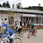 完成したサイクルステーション。式典後、サイクリングのイベントが開かれた＝丹波篠山市西古佐