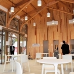 並木道の樹形をイメージしデザインされたフリースペース＝丹波篠山市西古佐