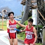 篠山鳳鳴男子２区の堂本翔太選手（左）からたすきを受ける３区の荒木光選手＝丹波篠山市寺内
