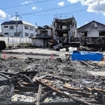 大規模火災の現場の様子。がれきや焼損した建物が残る。後方左手の白い建物は市商工会館＝丹波篠山市山内町