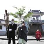 祭神を移した「大榊」などを持ち地域を練り歩く柏原八幡宮の神職や氏子＝丹波市柏原町柏原