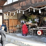 みこしのお旅所で祭儀を営む柏原八幡宮の神職ら＝丹波市柏原町柏原
