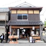 元空き家を改修してできた地域の交流拠点「本町の家」（中央）＝丹波市青垣町佐治