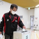 期日前投票で票を投じる有権者＝２９日午後、丹波市氷上町成松、氷上住民センター