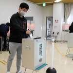 期日前投票で票を投じる有権者＝２９日午後、丹波市氷上町成松、氷上住民センター