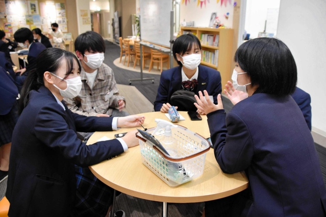 イベントに向け話し合いを進める高校生＝丹波市氷上町本郷、市民プラザ（撮影・川村岳也）