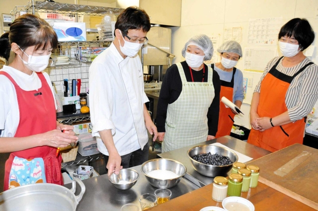 シェフの田中哲人さん（左から２人目）から指導を受け、新商品の開発に取り組む丹南精明園の職員＝丹波篠山市中野