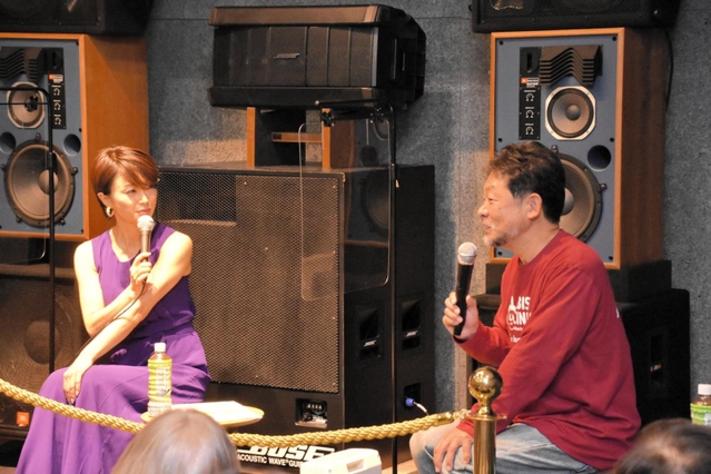 ラジオ番組の公開収録に参加する酒井法子さん（左）と近兼拓史さん（右）＝丹波市氷上町成松、ヱビスシネマ。