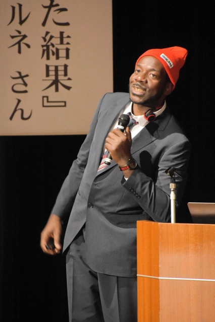 「アフリカ少年が日本で育った結果」と題して講演した星野ルネさん＝ポップアップホール