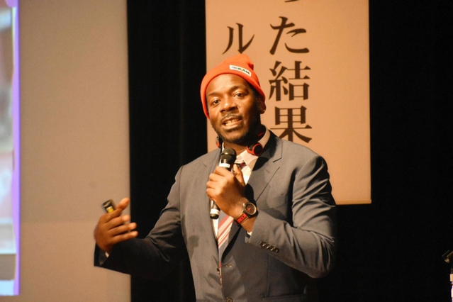 「アフリカ少年が日本で育った結果」と題して講演した星野ルネさん＝ポップアップホール