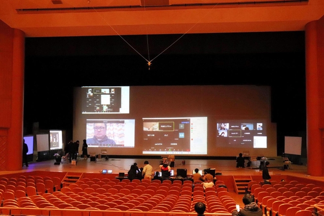 ズームの接続リハーサルの様子＝丹波市柏原町柏原、丹波の森公苑