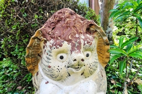 スズメバチを追って、タヌキの置物に近づいて見ると…。頭部が何か変？（井上勉さん提供）