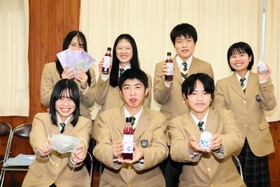 丹波市産ブルーベリーを使った商品開発に挑戦した氷上高校「丹の商班」の生徒＝氷上高校