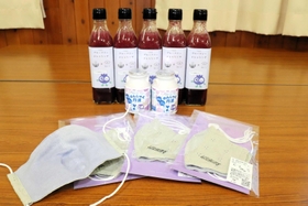 ２０種類以上のアイデアを元に作られた商品＝氷上高校