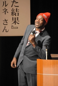 「アフリカ少年が日本で育った結果」と題して講演した星野ルネさん＝ポップアップホール