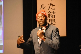 「アフリカ少年が日本で育った結果」と題して講演した星野ルネさん＝ポップアップホール