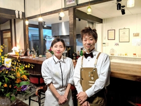 古民家でダイニングバーを開いた今西夫妻＝丹波篠山市河原町