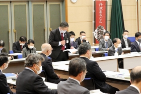 丹波市長や丹波篠山市長らが出席した「大丹波連携推進協議会」の会議。誘客促進方策について意見交換した＝２２日、ポップアップホール
