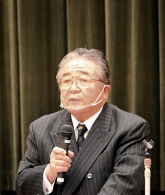 「丹波国の歴史的個性－文化を活かした大丹波の振興に－」と題した講演をする田辺眞人さん＝２２日、ポップアップホール