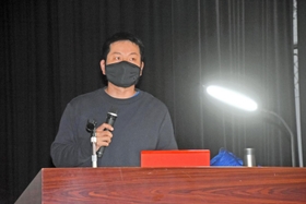 篠山層群で見つかった化石などについて話す池田忠広さん＝やまなみホール