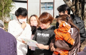 当時の手紙を読んで照れ笑いする参加者＝市辺公民館