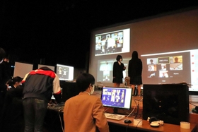 ビデオ会議アプリ「Ｚｏｏｍ（ズーム）」の接続環境を確認する高校生ら＝丹波の森公苑