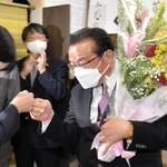 支援者とグータッチをして喜ぶ谷公一氏＝豊岡市塩津町（撮影・石川　翠）