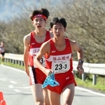 男子・篠山鳳鳴の２区谷口絢哉選手（左）からたすきを受け取る３区木下温喜選手＝丹波篠山市内（撮影・坂井萌香）