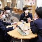 イベントに向け話し合いを進める高校生＝丹波市氷上町本郷、市民プラザ（撮影・川村岳也）