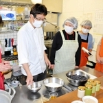 シェフの田中哲人さん（左から２人目）から指導を受け、新商品の開発に取り組む丹南精明園の職員＝丹波篠山市中野