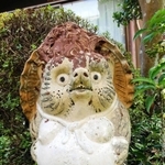 頭部にはスズメバチの巣の独特な渦巻き模様。表情も相まって怖さ倍増（井上勉さん提供）