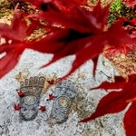 紅葉が落ちた、達身寺の仏足石＝丹波市氷上町清住