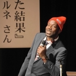 「アフリカ少年が日本で育った結果」と題して講演した星野ルネさん＝ポップアップホール