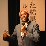 「アフリカ少年が日本で育った結果」と題して講演した星野ルネさん＝ポップアップホール