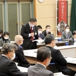 丹波市長や丹波篠山市長らが出席した「大丹波連携推進協議会」の会議。誘客促進方策について意見交換した＝２２日、ポップアップホール