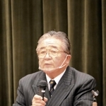 「丹波国の歴史的個性－文化を活かした大丹波の振興に－」と題した講演をする田辺眞人さん＝２２日、ポップアップホール