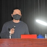 篠山層群で見つかった化石などについて話す池田忠広さん＝やまなみホール