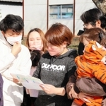 当時の手紙を読んで照れ笑いする参加者＝市辺公民館