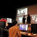 ビデオ会議アプリ「Ｚｏｏｍ（ズーム）」の接続環境を確認する高校生ら＝丹波の森公苑