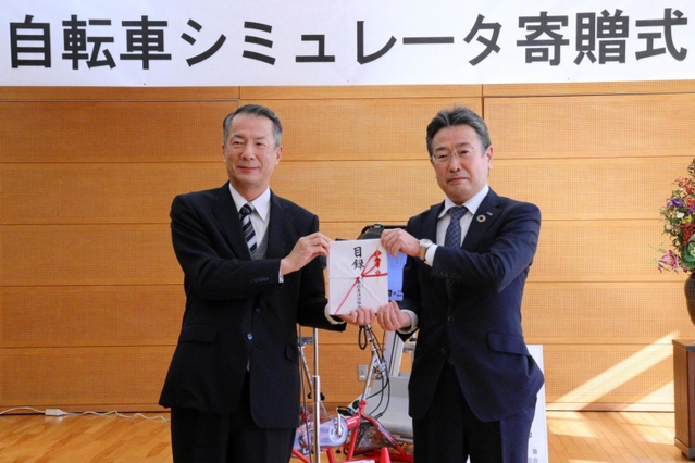 日本損害保険協会から県交通安全協会に自転車シミュレーターが贈られた＝１１月２９日、丹波市春日町黒井、ハートフル春日