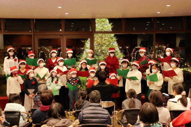 サンタ帽をかぶりクリスマスソングを歌った丹波市少年少女合唱団＝薬草薬樹公園