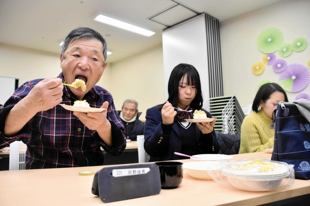 モンブランを食べる参加者＝市民プラザ