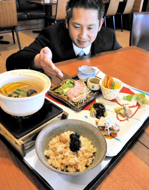 関西地区レストラン部門の大賞に輝いた料理をＰＲする西紀サービスエリア支配人の森村匡志さん＝丹波篠山市東木之部