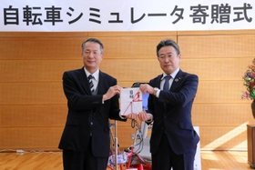 日本損害保険協会から県交通安全協会に自転車シミュレーターが贈られた＝１１月２９日、丹波市春日町黒井、ハートフル春日