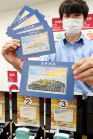 市内５カ所でスタンプを押すと完成する黒井城跡のポストカード＝丹波市氷上町成松、市役所本庁舎