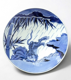有田「染付竹虎文大皿」（江戸時代後期、兵庫陶芸美術館蔵・赤木清士コレクション）